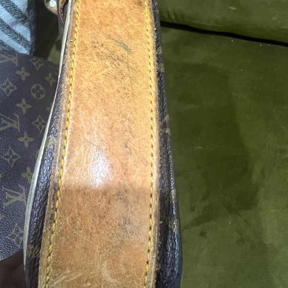 Authentic LOUIS VUITTON shoulder bag - Picture 9 of 16
